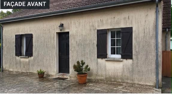 Façade de maison marquée par les coulures noires et les salissures avant nettoyage